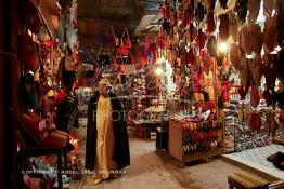 Image du Maroc Professionnelle de  Un grand père observe les marchandises au grand souk Souk Semmarine à Souk Ejald (Cuire), sur cette pittoresque allée marchande où l’on retrouve principalement des bazars, marchands de babouche, sac, ceinture. Dans ces lieus on éprouve de l’admiration pour ces produits d’artisanats du Maroc, le 15 Novembre 2005.  (Photo / Abdeljalil Bounhar) 